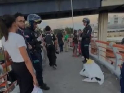 Hombre muere de manera presunta natural en puente peatonal de la avenida John F. Kennedy