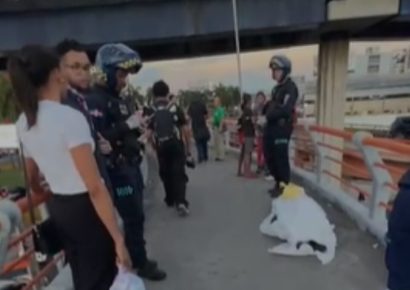 Hombre muere de manera presunta natural en puente peatonal de la avenida John F. Kennedy