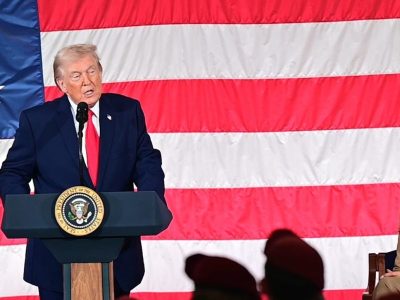 Trump ensalza operativo que capturó a Nicolás Maduro ante tropas estadounidenses