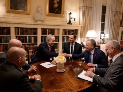 Primer ministro israelí Netanyahu llega a EE.UU. para tratar temas regionales con asesores de Trump