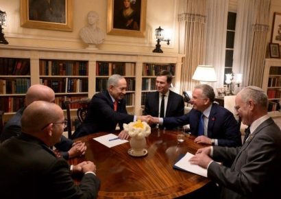 Primer ministro israelí Netanyahu llega a EE.UU. para tratar temas regionales con asesores de Trump