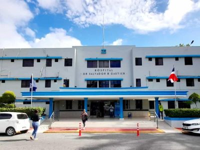 Médicos critican destitución del director del hospital Salvador B. Gautier