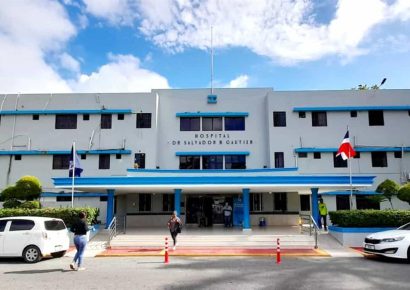 Médicos critican destitución del director del hospital Salvador B. Gautier