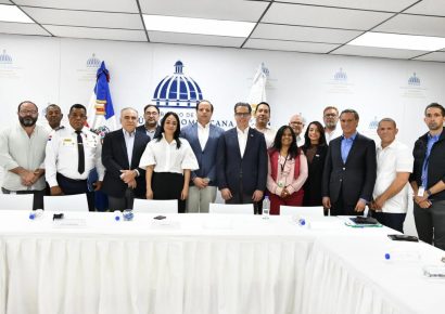 Ministra Faride Raful encabeza reunión para avanzar proyecto de nueva estación de bomberos en Haina