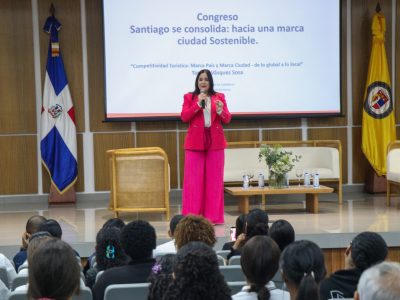 Tamara Vásquez expone sobre marca país en Santiago