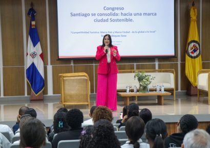 Tamara Vásquez expone sobre marca país en Santiago