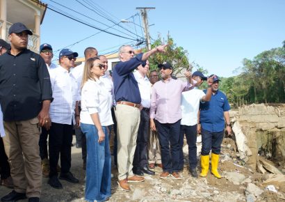 Abinader visita Gaspar Hernández y ordena compensaciones por inundaciones