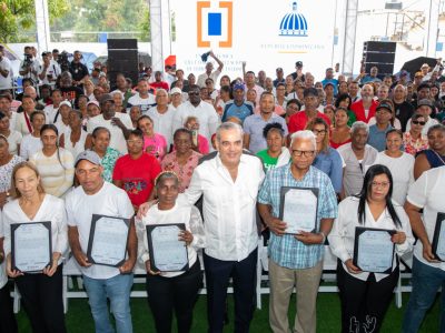 Abinader entrega 442 títulos de propiedad a familias de Hato Nuevo II en Los Alcarrizos