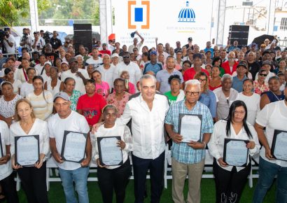 Abinader entrega 442 títulos de propiedad a familias de Hato Nuevo II en Los Alcarrizos