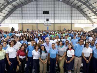 Presidente Abinader conversa con más de 350 estudiantes y reafirma apoyo a la educación y la juventud