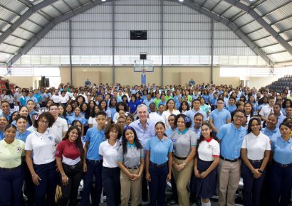 Presidente Abinader conversa con más de 350 estudiantes y reafirma apoyo a la educación y la juventud
