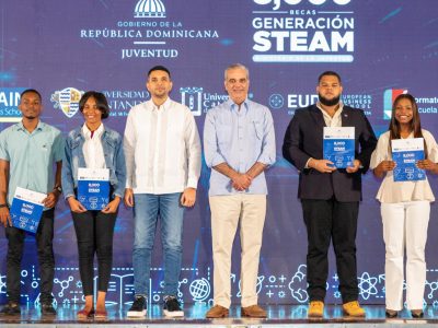 Abinader entrega 8,000 becas del programa Generación STEAM para impulsar el talento tecnológico juvenil