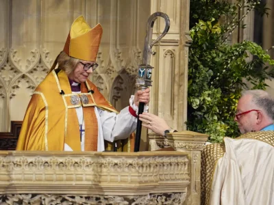 Sarah Mullally la primera mujer en ser arzobispa de Canterbury, toma posesión