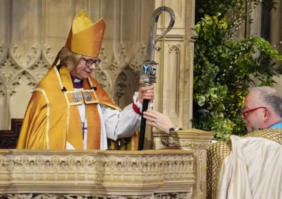Sarah Mullally la primera mujer en ser arzobispa de Canterbury, toma posesión