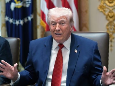 Trump difunde vídeo de ataque militar masivo sin especificar ubicación