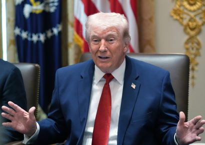 Trump difunde vídeo de ataque militar masivo sin especificar ubicación