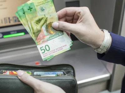 Suizos aprueban mantener el dinero en efectivo de forma permanente