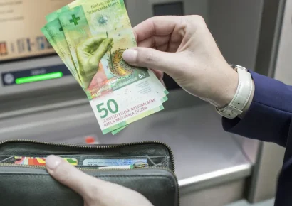 Suizos aprueban mantener el dinero en efectivo de forma permanente