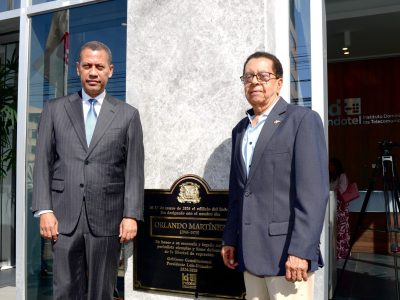 Indotel honra memoria del periodista Orlando Martínez al develar tarja que nombra su edificio corporativo
