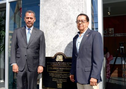 Indotel honra memoria del periodista Orlando Martínez al develar tarja que nombra su edificio corporativo