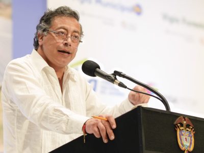 Petro señala la antigüedad del avión como posible causa del accidente que dejó 69 muertos y 57 heridos
