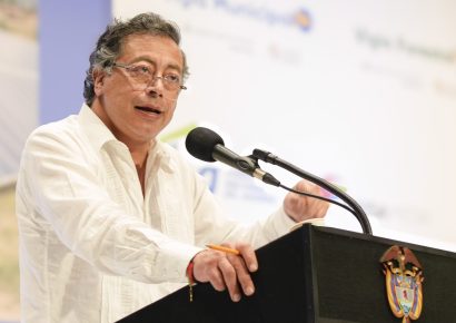 Petro señala la antigüedad del avión como posible causa del accidente que dejó 69 muertos y 57 heridos