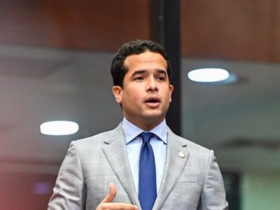 Omar Fernández vuelve a someter proyecto para eliminar el pago de anticipos a mipymes