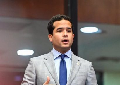 Omar Fernández vuelve a someter proyecto para eliminar el pago de anticipos a mipymes