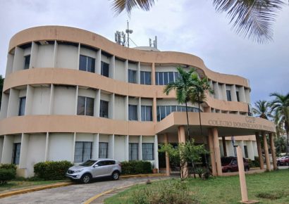 Colegio Dominicano de Periodistas exige sanciones contra agente policial que amenazó a reporteros