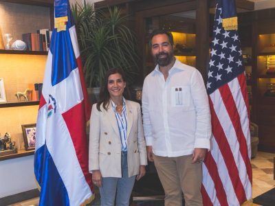 Embajadora de EE. UU. Leah Francis Campos visita fábrica de cigarros Arturo Fuente en Santiago