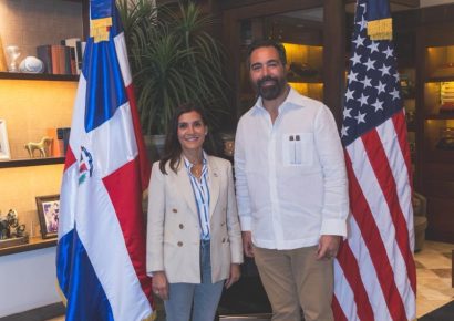 Embajadora de EE. UU. Leah Francis Campos visita fábrica de cigarros Arturo Fuente en Santiago