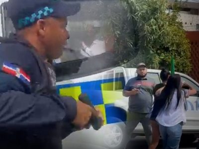 Incidente entre policías y periodistas durante arresto de maestra en Santo Domingo Este