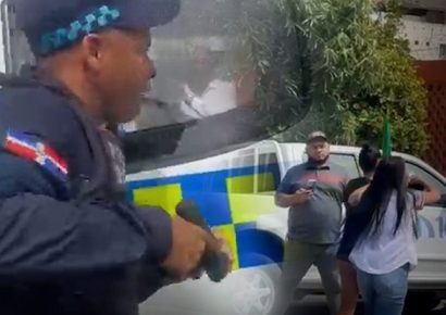 Incidente entre policías y periodistas durante arresto de maestra en Santo Domingo Este