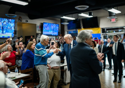 Trump finaliza su visita a Miami con parada en el restaurante venezolano El Arepazo