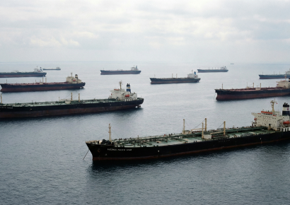 EE.UU. autoriza temporalmente venta de petróleo iraní para frenar alza de precios