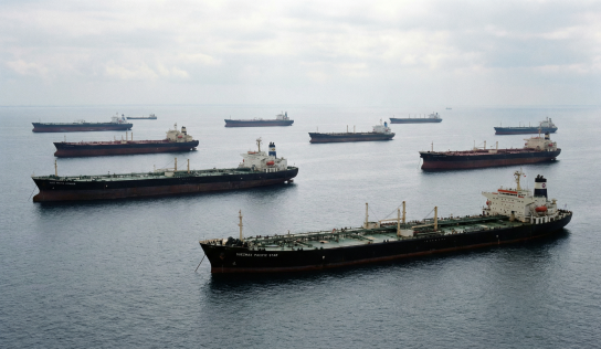 EE.UU. autoriza temporalmente venta de petróleo iraní para frenar alza de precios