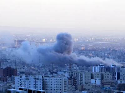 Israel bombardea tres aeropuertos en Irán y ataca la Asamblea que elegirá al sucesor de Jameneí