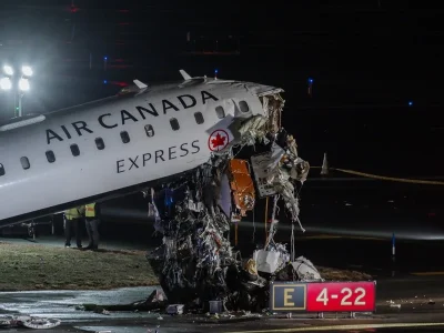 Tragedia en el aeropuerto LaGuardia de Nueva York: Avión choca contra camión de bomberos y deja dos muertos