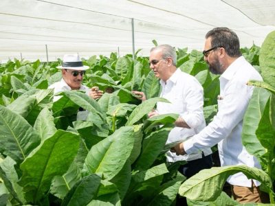 Abinader visita finca tabacalera “La Milagrosa” de Arturo Fuente en Monte Plata
