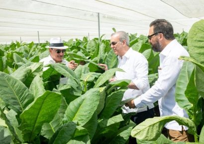Abinader visita finca tabacalera “La Milagrosa” de Arturo Fuente en Monte Plata