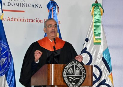 Abinader encabeza investidura de 199 funcionarios capacitados por INAP y UASD