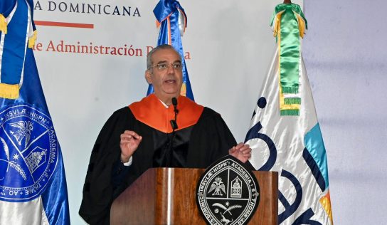 Abinader encabeza investidura de 199 funcionarios capacitados por INAP y UASD