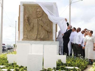 Con monumento a Peña Gómez  gobierno oficializa su nombre en la avenida Ecológica