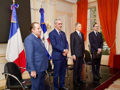 Presidente Abinader se reúne con dominicanos en París y propone fortalecer la presencia del país en Francia