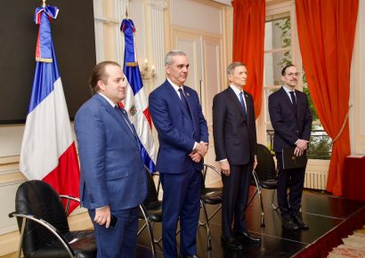 Presidente Abinader se reúne con dominicanos en París y propone fortalecer la presencia del país en Francia