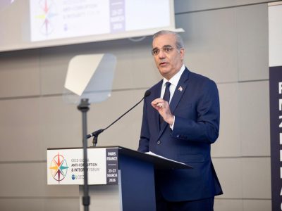 Presidente Abinader destaca la integridad como eje central del Estado en Foro Global Anticorrupción en París
