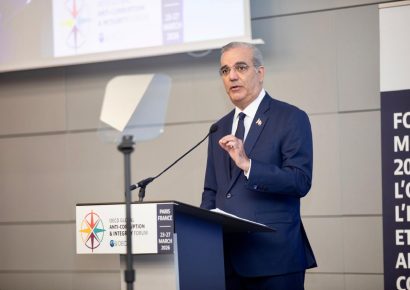 Presidente Abinader destaca la integridad como eje central del Estado en Foro Global Anticorrupción en París