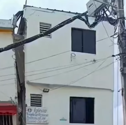 Colapsa vivienda en Villa Mella en el sector Casa Vieja por presunto deslizamiento de tierra