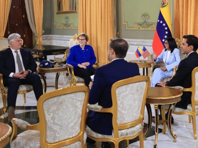 Delcy Rodríguez recibe a delegación del Senado de EE. UU. en Caracas