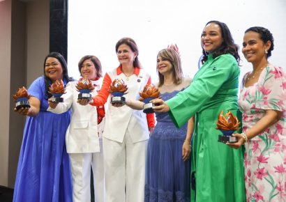 Vicepresidenta Raquel Peña encabeza el primer Premio Armida García a la excelencia femenina en salud